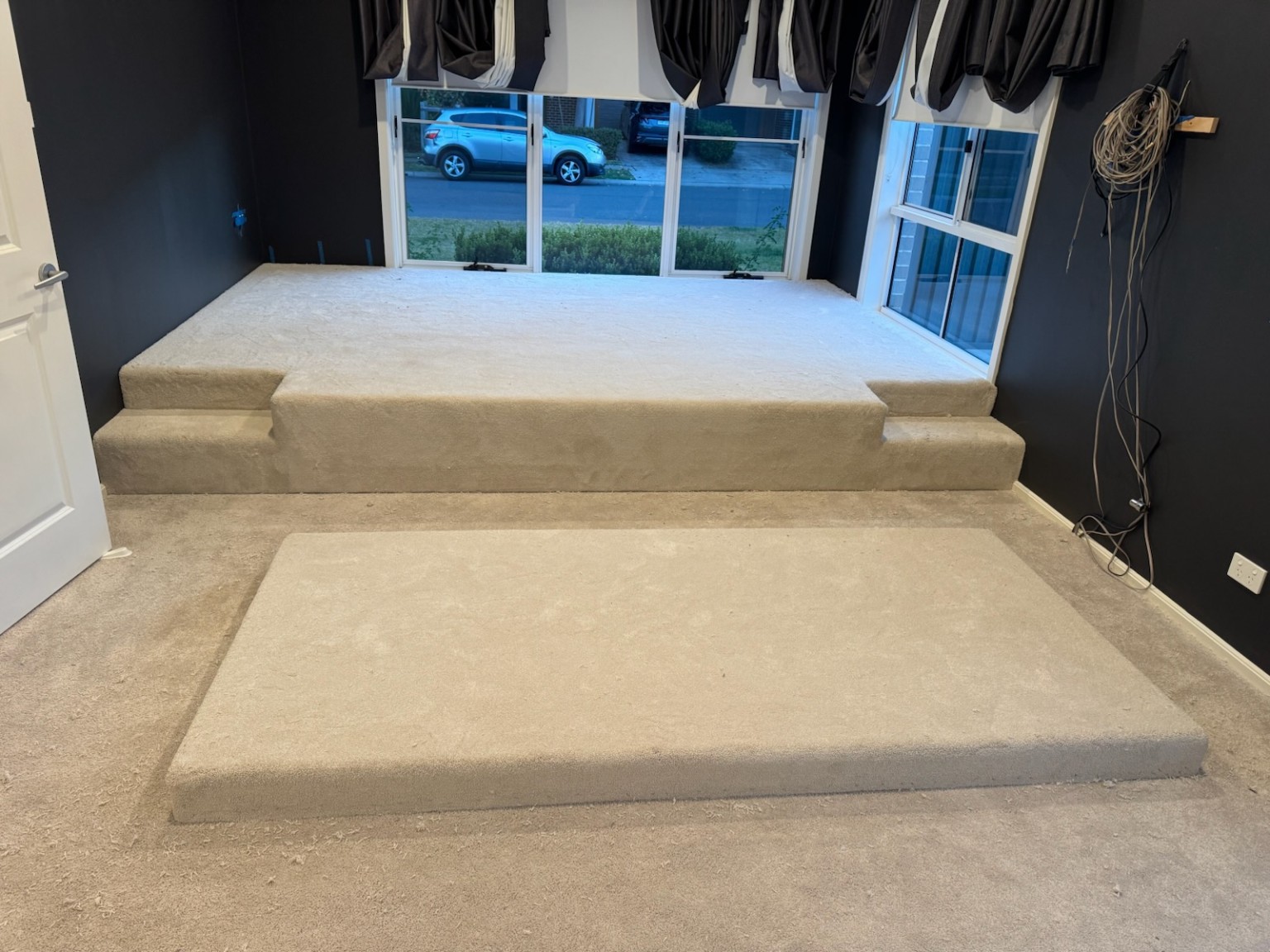 Light carpet precisely fitted across a split-level landing